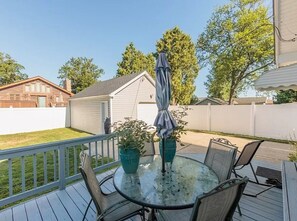 Outdoor dining - Avon Lake Charming Cottage with 4 bedrooms and Lake Erie Access (Avon Lake)