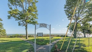 Polku, joka johtaa Vineyard Beach -puistoon, ja sen varrella on sekä stop-merkki että kyltti, jossa kerrotaan, että alue on tarkoitettu vain jäsenille.