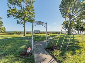 Property grounds - Avon Lake Charming Cottage with 4 bedrooms and Lake Erie Access (Avon Lake)