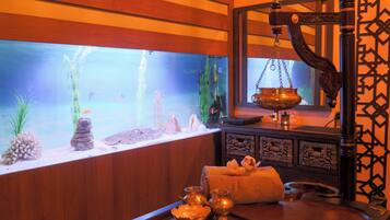 ساونا، غرفة بخار، جلسات تدليك بالأحجار الساخنة