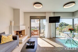 Televisión y chimenea 