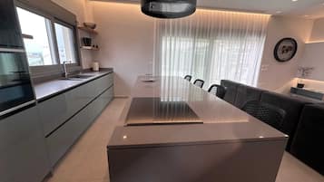 Frigorífico, microondas, horno y utensilios de cocina