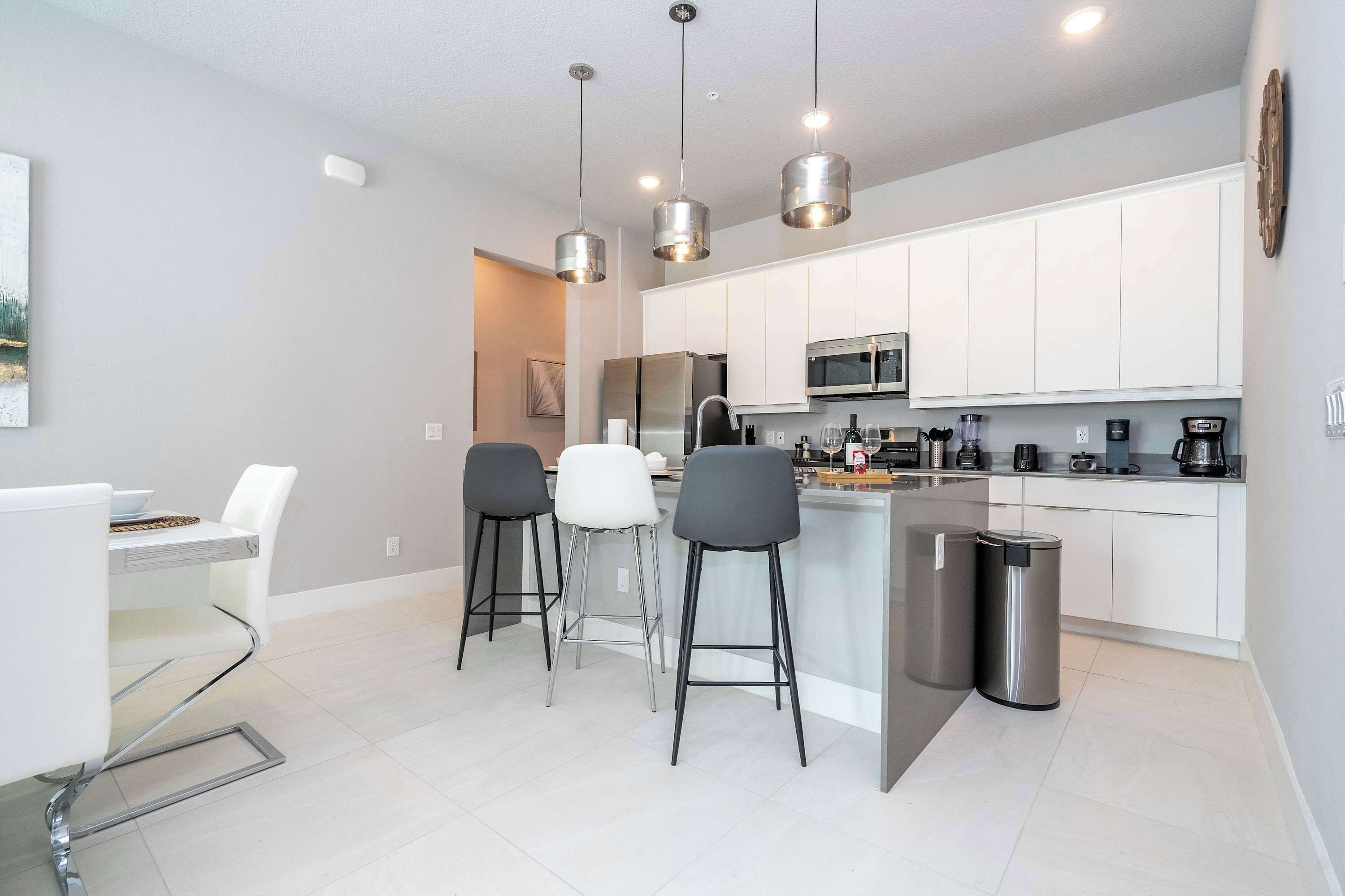 Kjøleskap, mikrobølgeovn, ovn og kokeplater