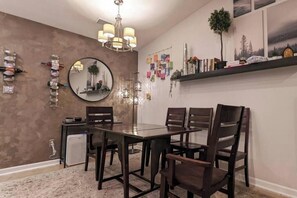 Dining - Spacious + Colorful 2/2, with walls of art (Tallahassee)
