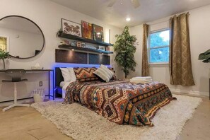 2 bedrooms, WiFi, bed sheets - Spacious + Colorful 2/2, with walls of art (Tallahassee)