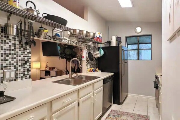 Private kitchen - Spacious + Colorful 2/2, with walls of art (Tallahassee)