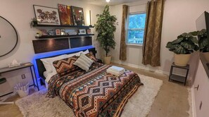 2 bedrooms, WiFi, bed sheets - Spacious + Colorful 2/2, with walls of art (Tallahassee)