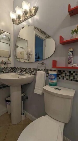Towels, toilet paper - Spacious + Colorful 2/2, with walls of art (Tallahassee)