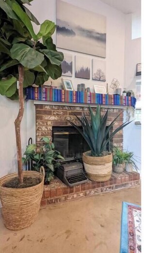 Interior - Spacious + Colorful 2/2, with walls of art (Tallahassee)