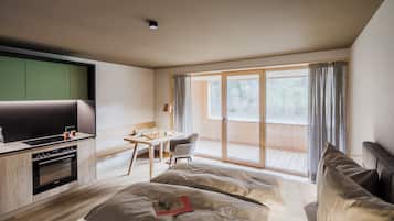Comfort-studio, parveke, vuoristonäköala | Yksityinen keittiö | Täysikokoinen jääkaappi, mikroaaltouuni, uuni, liesi