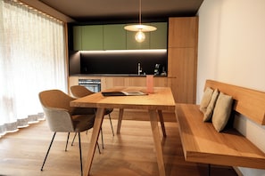 Full-size fridge, microwave, oven, stovetop - freiraum Apartments (Mellau)