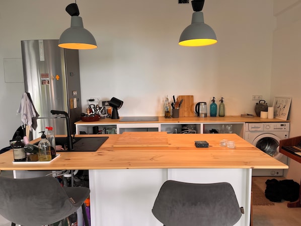 Fridge, oven, stovetop, coffee/tea maker