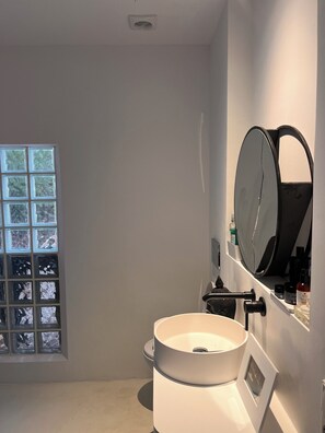 SĂšche-cheveux, serviettes fournies, savon, shampoing