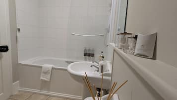 Deluxe Double Room | Bathroom | Free toiletries, hair dryer, towels, soap
