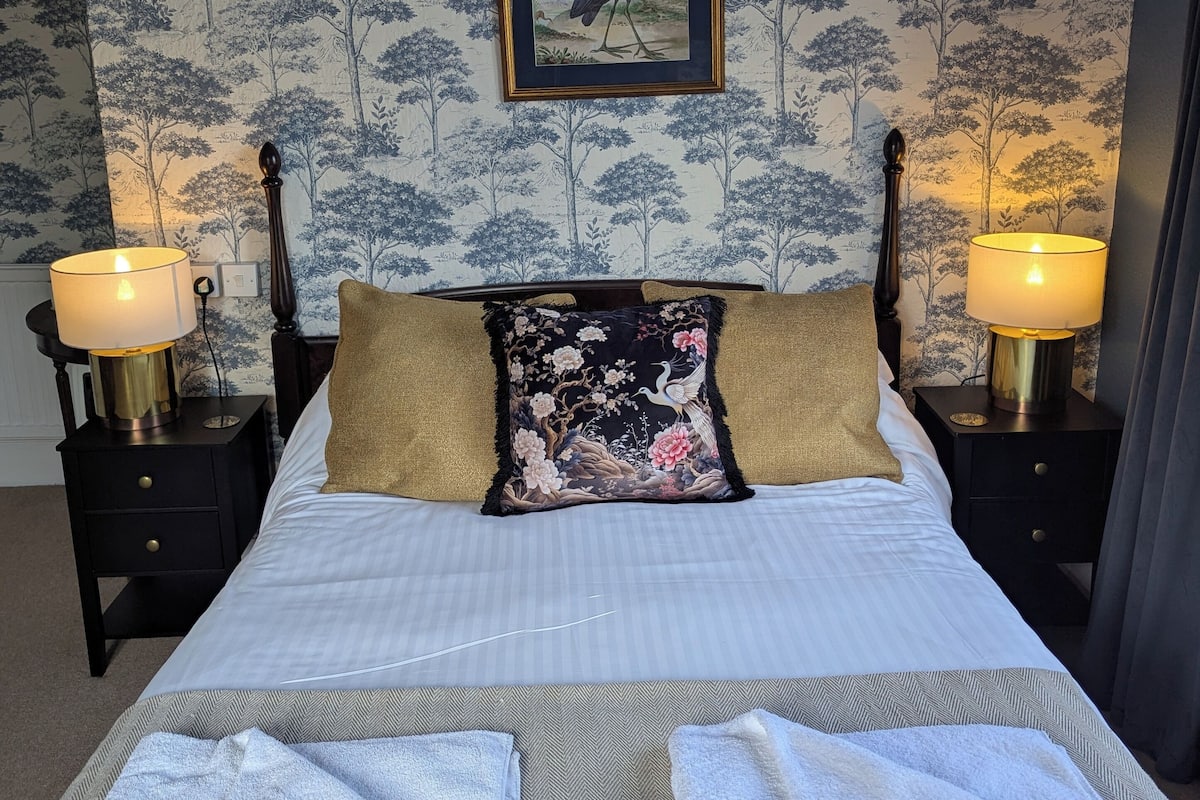 Superior Double Room, 1 Double Bed | 1 bedroom, individually decorated, individually furnished, desk