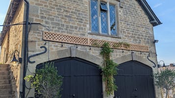 Daily local cuisine breakfast (GBP 10 per person)