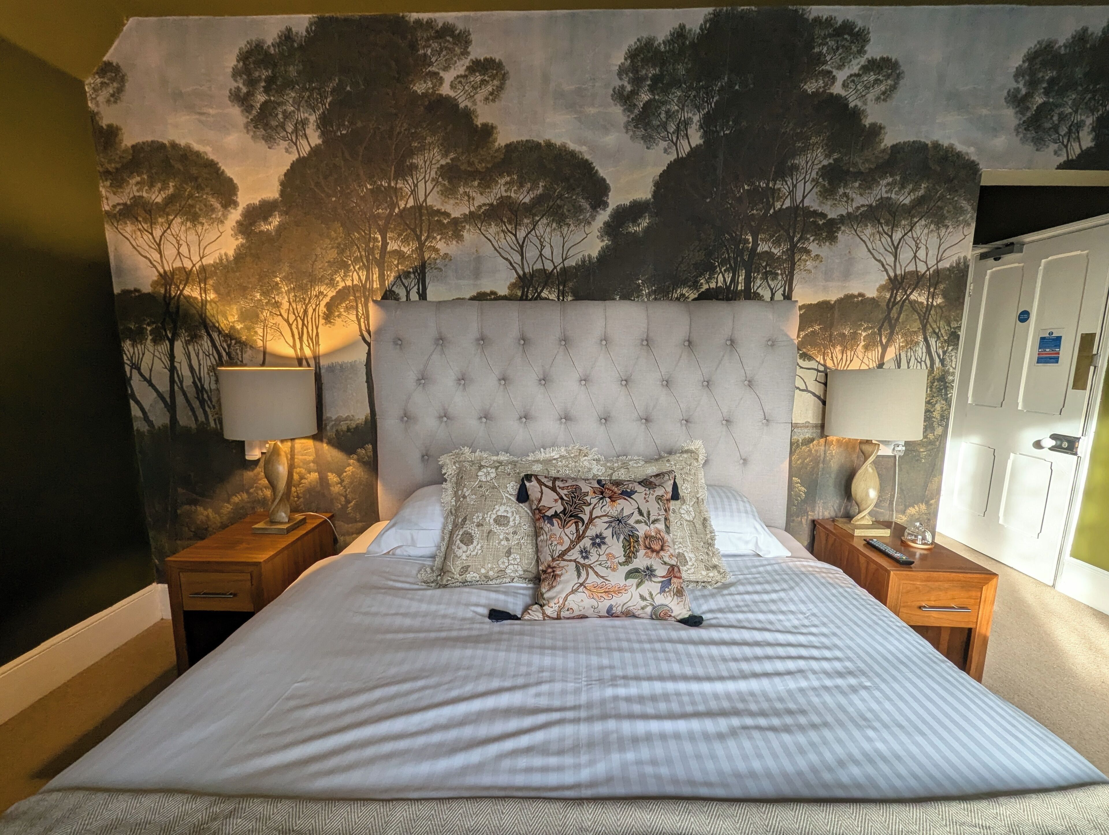 Kamar Double Deluks | Didekorasi berbeda-beda dan dilengkapi dengan perabotan berbeda-beda