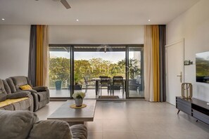 TV - Penthouse near Beaches, Restaurants & Supermarket (Grand Baie)