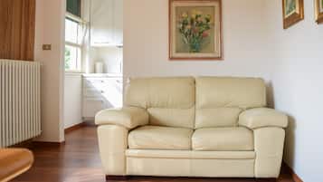 Căn hộ, quang cảnh hồ | Khu phòng khách | TV 35-inch có truyền hình kỹ thuật số