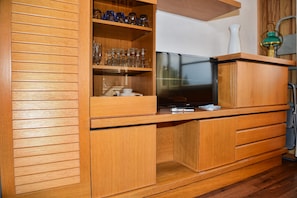 Departamento, vista al lago | Área de sala de estar | Televisión de 35 pulgadas con canales digitales