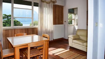 Căn hộ, quang cảnh hồ | Phòng ăn