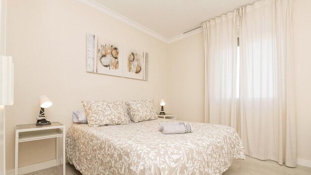 A bedroom with a large bed, two bedside tables, and a wall-mounted artwork. - Cabeceo in Jerez de la Frontera (Jerez de la Frontera)