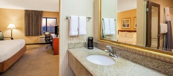 Norwood Inn and Suites Detroit