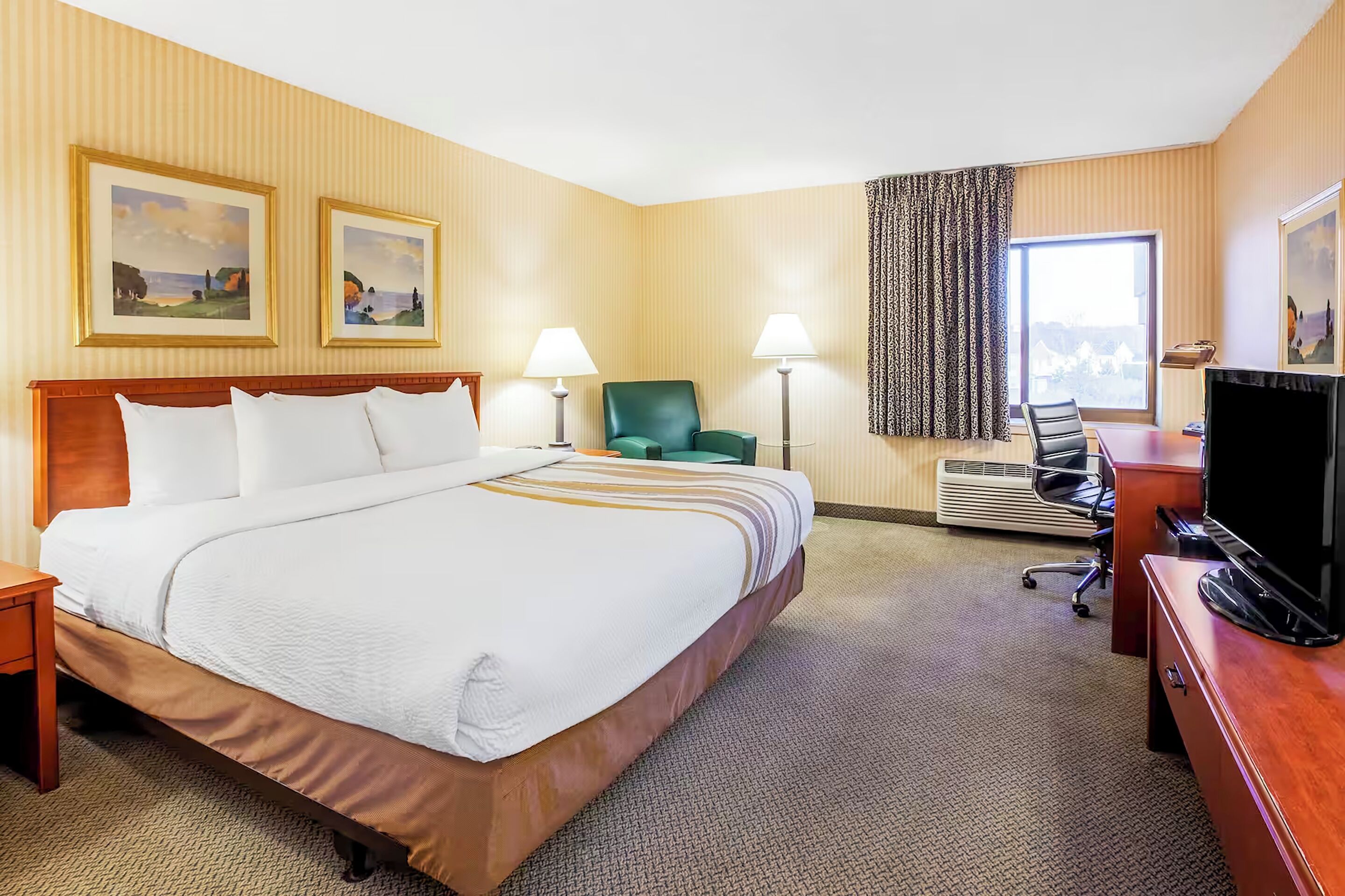 خزنة داخل الغرفة وطراز فريد لكل وحدة وستائر تعتيم وتجهيزات عازلة للصوت