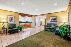 Lobby sitting area - Norwood Inn and Suites Detroit (Southgate)