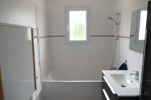 Hair dryer, towels, soap, shampoo - Maison Provençale de 4 Chambres au Calme (Digne-les-Bains)