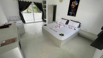 Habitación triple superior, terraza | Ropa de cama de alta calidad, minibar, caja fuerte y ropa de cama