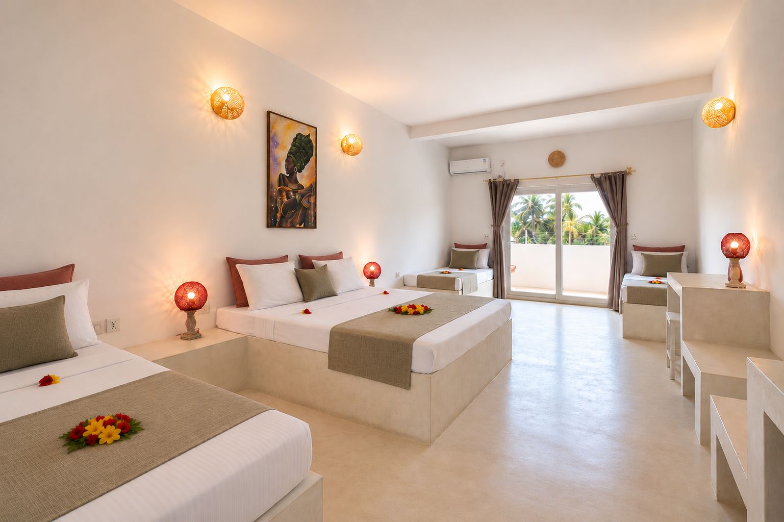 Habitación de hotel con dos camas, un balcón y vistas a palmeras.