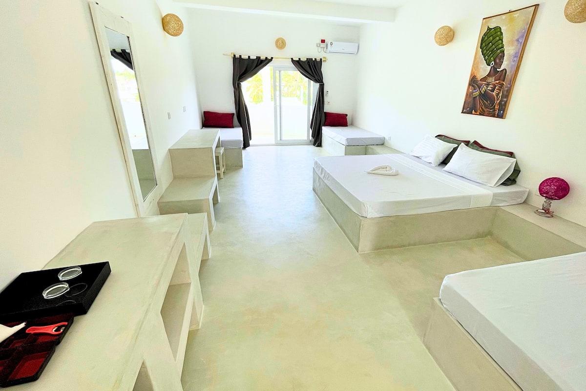 Peralatan tempat tidur premium, bar mini, peti besi dalam bilik