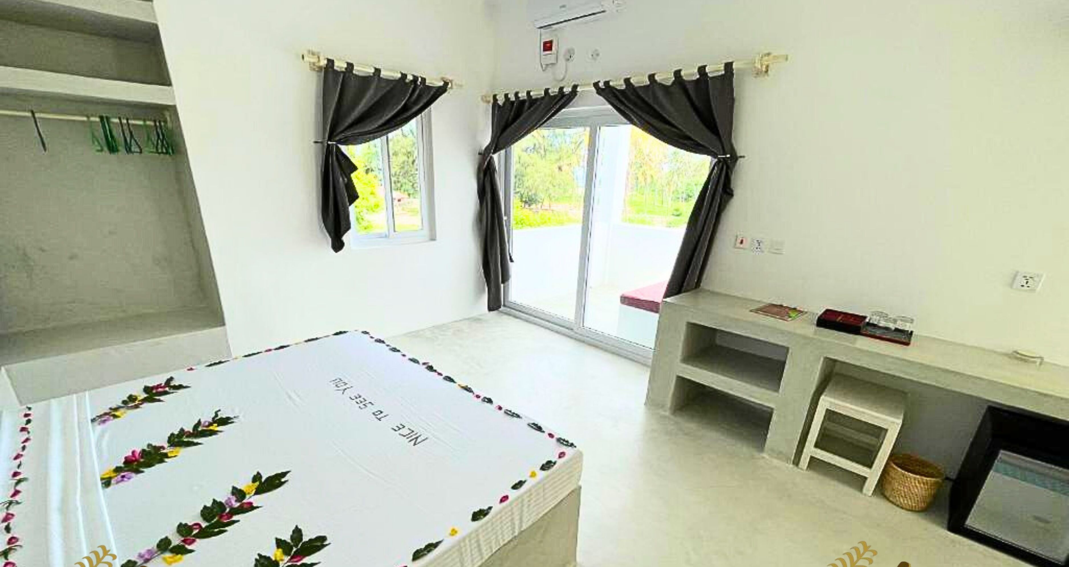 Premium bedding, minibar, in-room safe, bed sheets