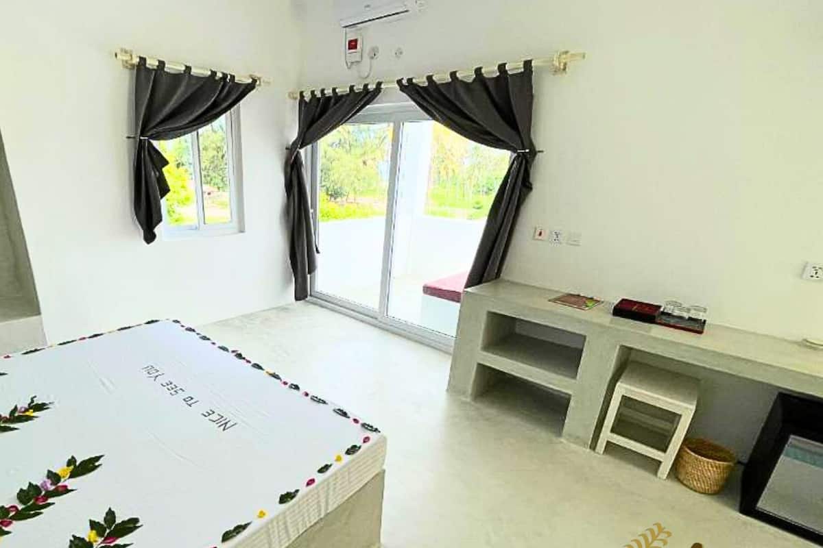 Premium bedding, minibar, in-room safe, bed sheets