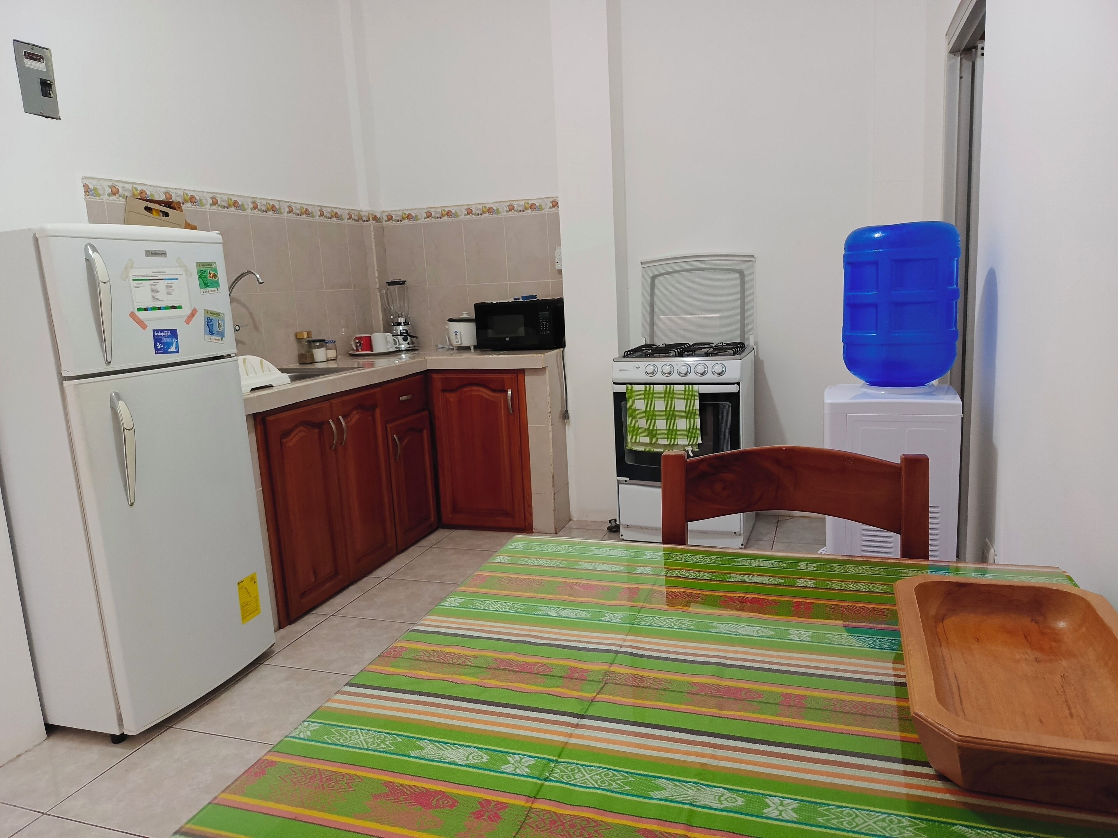 Frigorífico, microondas, horno y cafetera o tetera