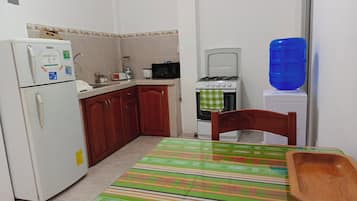 Frigorífico, microondas, horno y cafetera o tetera