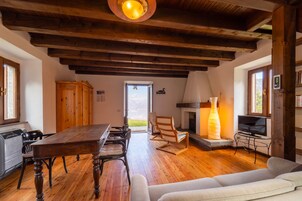 Appartement, patio, uitzicht op bergen | Woonruimte | Een 32-inch televisie met digitale zenders