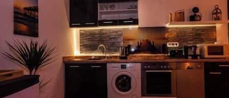 Kühlschrank, Mikrowelle, Ofen, Herdplatte
