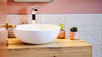 Dusche, Haartrockner, Bidet, Handtücher