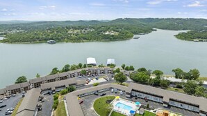 Un hôtel doté d’une piscine, d’un parking et offrant une vue sur un lac et les collines environnantes.