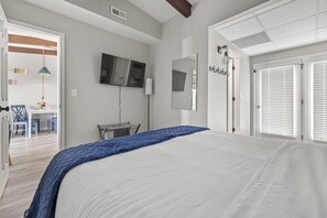 2 bedrooms, desk, iron/ironing board, travel crib - Pool, Pickleball, Playground, Lakeview- Lakecation 118 (Kimberling City)