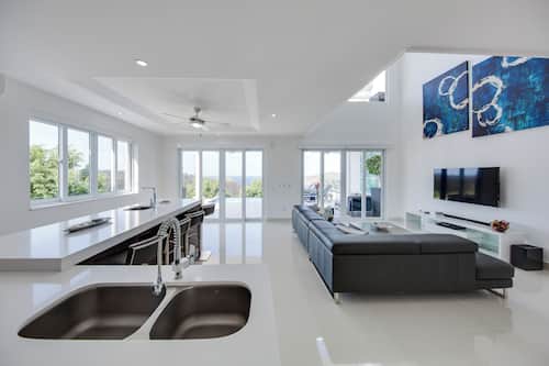 Deluxe villa | Privékeuken | Een koelkast met diepvriezer, een microgolfoven, een oven