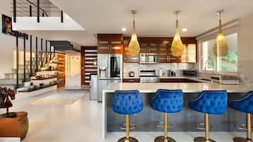 Refrigerador con freezer, microondas, horno, lavavajillas