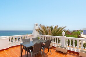 A terrace with a table and chairs, overlooking the sea. - Casa Siloam in El Pe Oncillo (Torrox)