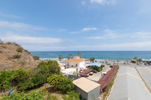 A coastal residential area with houses, a road, and a view of the sea. - Casa Siloam in El Pe Oncillo (Torrox)