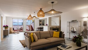 Een moderne woonkamer met een bank, een salontafel en een boekenkast.