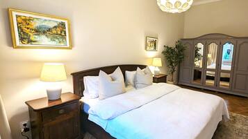 1 bedroom, in-room safe, desk, iron/ironing board