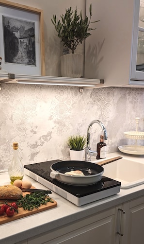 Fridge, microwave, oven, stovetop - Elegant Apartment in the Historic Center, AC, wifi, Netflix, Quiet area (Sibiu)
