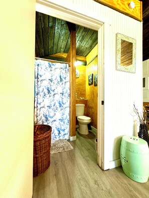 Doccia, asciugamani, carta igienica